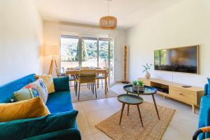 Μια τηλεόραση ή/και κέντρο ψυχαγωγίας στο SELECT'soHOME- Appartement pour 3 personnes dans une résidence neuve - Piscine et parking privé - SOLEA