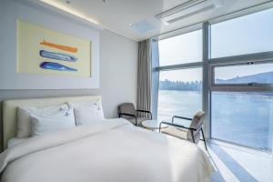 Postel nebo postele na pokoji v ubytování Oceanstay Hotel