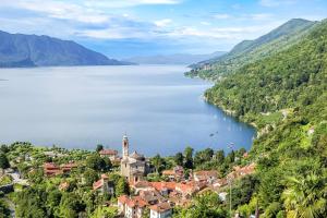 卡尼洛瑞维拉PiancaLodge的享有湖畔小镇的景色