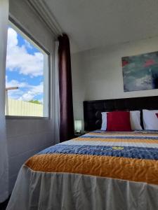 Postel nebo postele na pokoji v ubytování Cedar Lodge Motel Hamilton