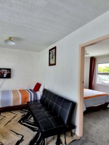 Postel nebo postele na pokoji v ubytování Cedar Lodge Motel Hamilton