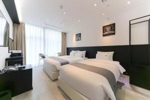 Postel nebo postele na pokoji v ubytování Oceanstay Hotel
