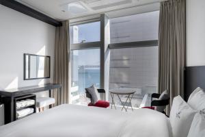 Postel nebo postele na pokoji v ubytování Oceanstay Hotel