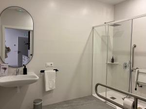 a white bathroom with a sink and a mirror at Apartments Vent de Vela in Valencia
