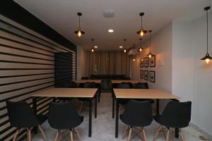 コルカタにあるHotel O Silver Key Deshapriya Park Near Kalighat Kali Templeの部屋の中のテーブルと椅子の列