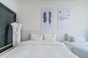 Postel nebo postele na pokoji v ubytování Oceanstay Hotel