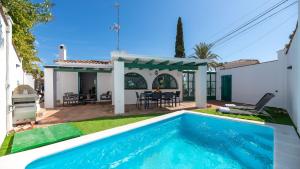 Bazén v ubytování Puerto Banús Dreamed Villa Monelos nebo v jeho okolí