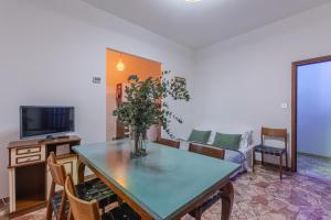 Μια τηλεόραση ή/και κέντρο ψυχαγωγίας στο Where the Mountain Meets the City