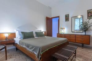 Ένα ή περισσότερα κρεβάτια σε δωμάτιο στο Where the Mountain Meets the City