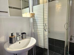 um banheiro com pia e box de vidro em Sea Vibes Studio em Ýpsos mais 23 fotografias