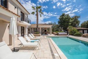 Swimmingpoolen hos eller tæt på La fourmilière