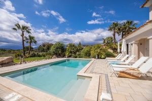 Swimmingpoolen hos eller tæt på La fourmilière