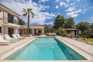 Swimmingpoolen hos eller tæt på La fourmilière