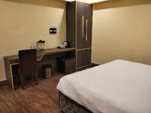 The Citi Residenci Hotel, Bidhannagar客房内的一张或多张床位