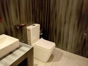 un bagno con un water bianco e un lavandino di Amandaa Homestay a Dikwella Altre 13 foto