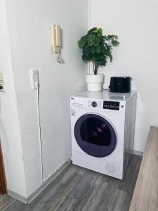 eine Waschmaschine mit einer Anlage darüber in der Unterkunft bookandstay24 Dietzenbach 2 Zimmerwohnung mit Balkon, Küche und Parkplatz-14 in Dietzenbach