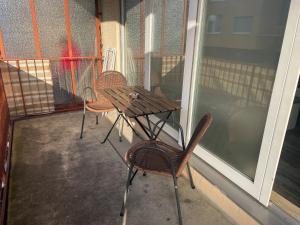eine Veranda mit einem Tisch und Stühlen auf dem Balkon in der Unterkunft bookandstay24 Dietzenbach 2 Zimmerwohnung mit Balkon, Küche und Parkplatz-14 in Dietzenbach