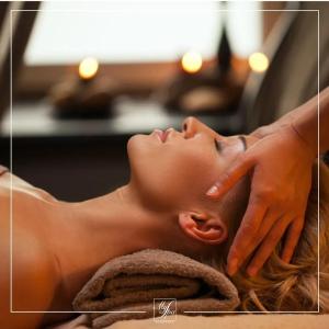 a woman getting a massage at a spa at Appartement confortable Pouxeux / 70 m² / superbe jardin in Pouxeux
