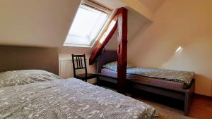 Ένα ή περισσότερα κρεβάτια σε δωμάτιο στο großes Apartment mit Garten - 4 km bis zum Strand