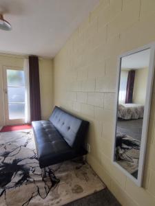 Posezení v ubytování Cedar Lodge Motel Hamilton