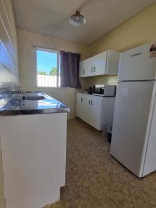 Kuchyň nebo kuchyňský kout v ubytování Cedar Lodge Motel Hamilton
