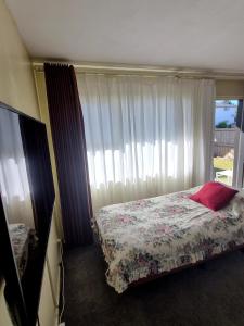 Postel nebo postele na pokoji v ubytování Cedar Lodge Motel Hamilton