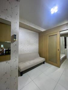 マニラにあるShell residence moaのベンチ付きの部屋