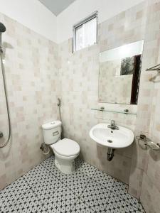 サパにあるSương Mây Sapa Homestayのトイレと洗面台付きのバスルーム