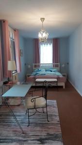 a bedroom with a bed and a table and chairs at City-Ferienwohnungen-Dresden - zentral gelegen im Haus Louisenstrasse 11 - Dresden-Neustadt in Dresden