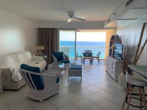 CupecoyOcean view gateway的可以看到海景的客厅
