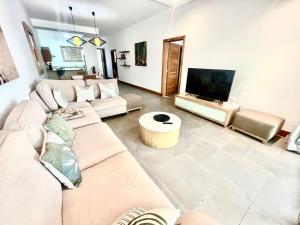 TV a/nebo společenská místnost v ubytování 2 bedroom Coastal Appartment 50 m walk to the beach
