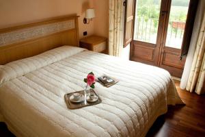 ein Schlafzimmer mit einem Bett und einem Tablett mit einer Rose darauf in der Unterkunft La Rosa Nel Bicchiere in Soveria Mannelli + 40 Fotos