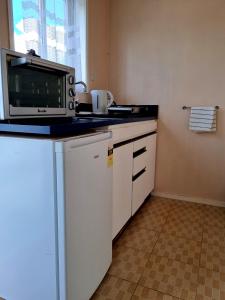 Kuchyň nebo kuchyňský kout v ubytování Cedar Lodge Motel Hamilton