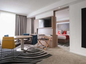 TV a/nebo společenská místnost v ubytování Novotel Narbonne Sud A9/A61