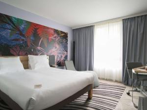 Postel nebo postele na pokoji v ubytování Novotel Narbonne Sud A9/A61