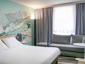 Postel nebo postele na pokoji v ubytování Novotel Narbonne Sud A9/A61
