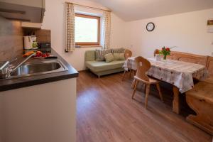 卡斯特尔罗托Planitzhof的配有桌子和沙发的厨房和客厅
