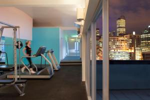Fitness centrum a/nebo fitness zařízení v ubytování Radisson On Flagstaff Gardens Melbourne