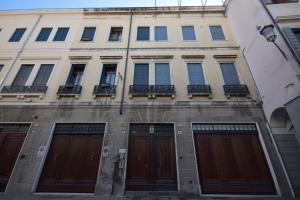 a tall building with brown doors and windows at Scrovegni Room & Breakfast in Padova