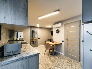 una cucina con un tavolo e un piano di lavoro di Onyx Studios by Ben Apartments Free Private Parking a Sibiu