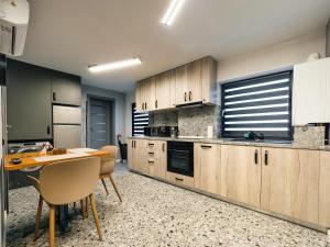 una cucina con mobili in legno, tavolo e sedie di Onyx Studios by Ben Apartments Free Private Parking a Sibiu