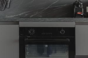 ミラノにあるGoHost - Modern and Bright Apartments with Terrace and Balconyの黒いオーブン +94枚の写真