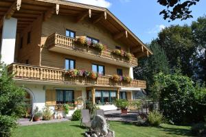 维辛Stangleggerhof的一座大建筑,阳台上放着花盒
