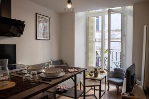 a kitchen with a table and a dining room with a window at Le Banksy hyper centre avec terrasse in Niort