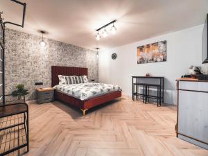 una camera da letto con un letto e una scrivania di Onyx Studios by Ben Apartments Free Private Parking a Sibiu