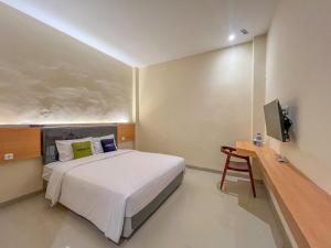 Кровать или кровати в номере Urbanview near Sunrise Mall Mojokerto