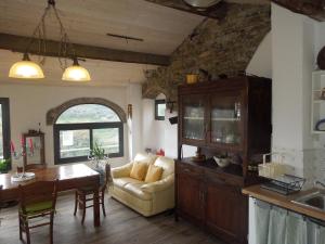 a kitchen and living room with a couch and a table at Casa Mami in Isolalunga