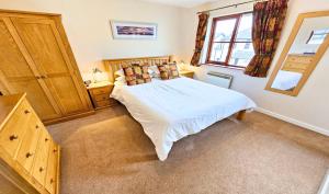 a bedroom with a bed and a window at Cockleshell Croyde Sleeps 4 By the Seaside in Croyde