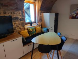 una piccola cucina con tavolo e divano di Studio voûté, atypique a Chambéry