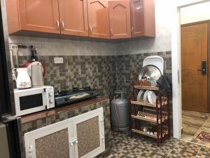 Kuchyň nebo kuchyňský kout v ubytování Qurayyat Sahil apartment